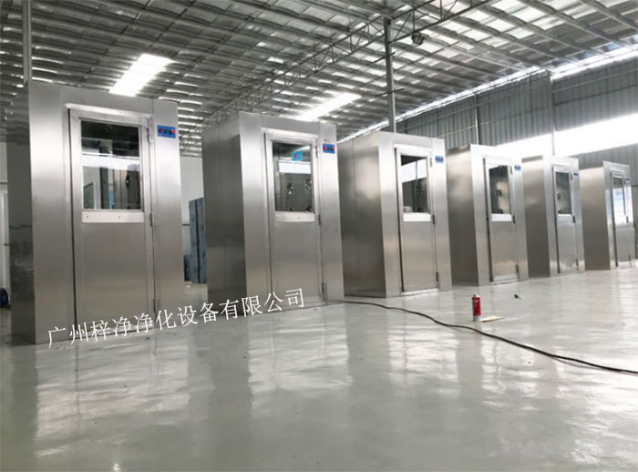 風淋室又可起到氣閘的作用,阻止未凈化的空氣進入潔凈區域。 風淋室又可起到氣閘的作用,阻止未凈化的空氣進入潔凈區域。