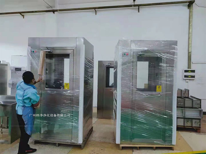 風淋室作為一種重要的潔凈室設備在運輸前，應對風淋室進行徹底的清潔和檢查，確保無損壞。