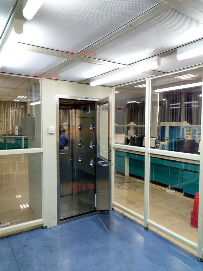 潔凈棚的潔凈度應(yīng)與風(fēng)淋室和傳遞窗相同