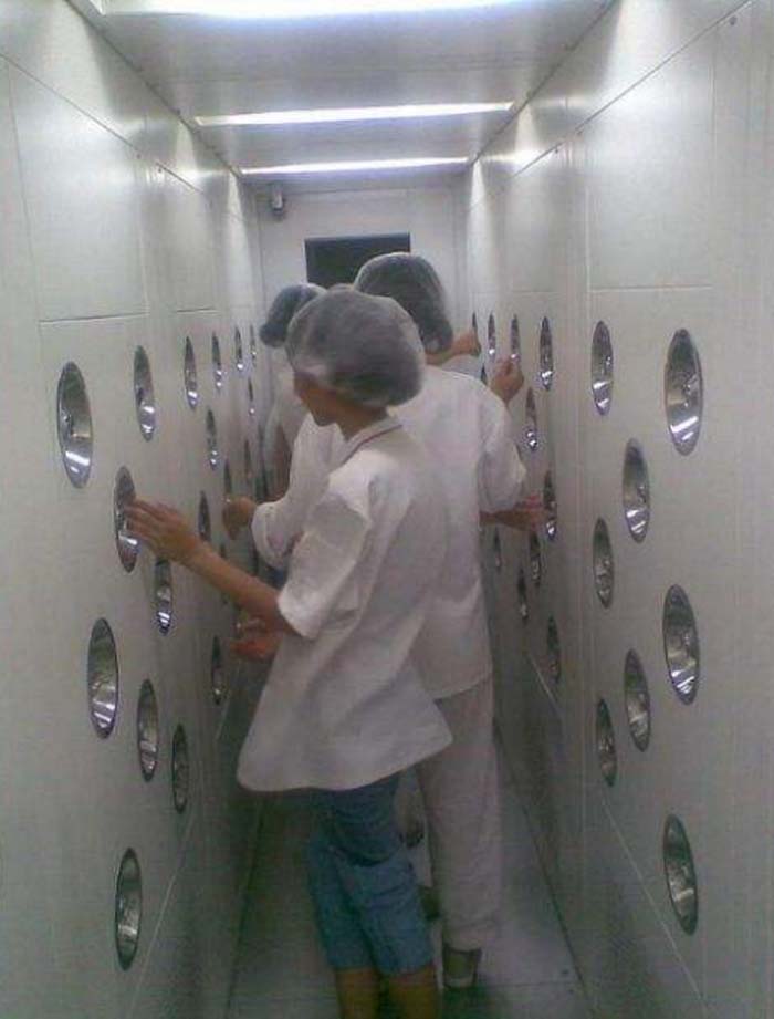 正確使用風(fēng)淋室不僅能夠有效保證潔凈室內(nèi)的環(huán)境潔凈度,還能延長(zhǎng)設(shè)備的使用壽命。 正確使用風(fēng)淋室不僅能夠有效保證潔凈室內(nèi)的環(huán)境潔凈度,還能延長(zhǎng)設(shè)備的使用壽命。