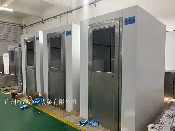 風淋室作為潔凈室的人身凈化裝置，對于維持潔凈室的潔凈度至關重要。