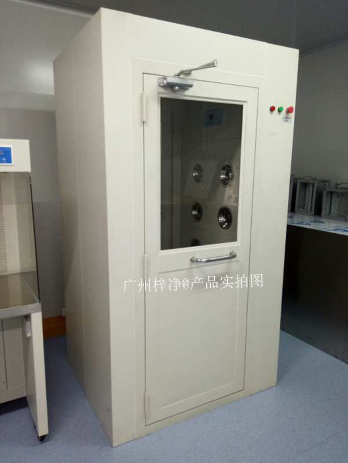 風(fēng)淋室運(yùn)行過程中產(chǎn)生的噪音可能會對操作人員造成不適,影響工作效率。 風(fēng)淋室運(yùn)行過程中產(chǎn)生的噪音可能會對操作人員造成不適,影響工作效率。